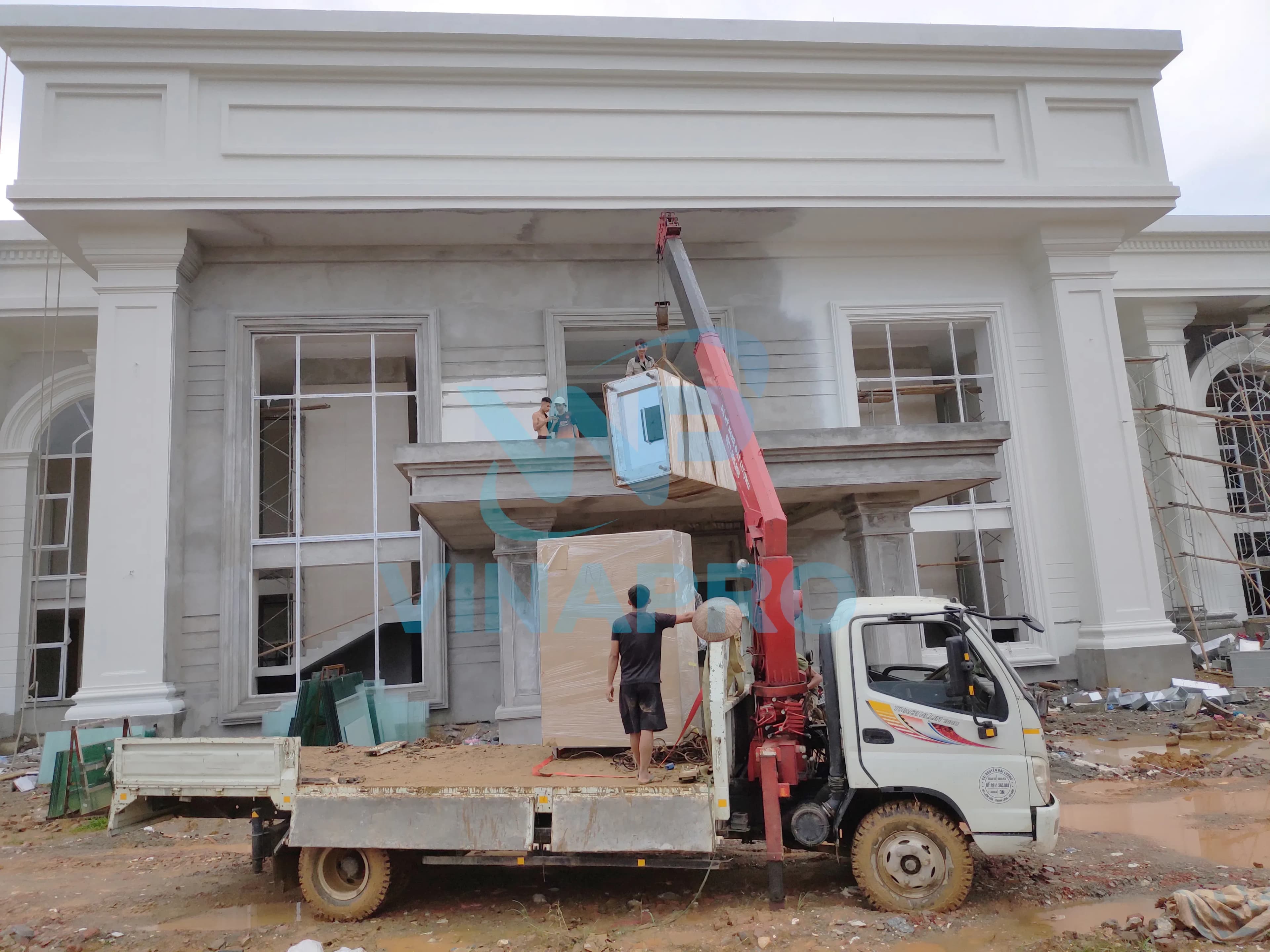 Quá trình cẩu tủ đông, tủ mát 4 cánh và bàn giao thiết bị bếp cho khách hàng